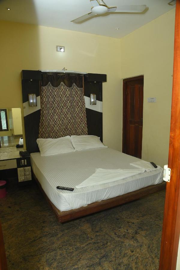 Thiruchendur Stayz Vairavel Residency Tiruchchendūr מראה חיצוני תמונה