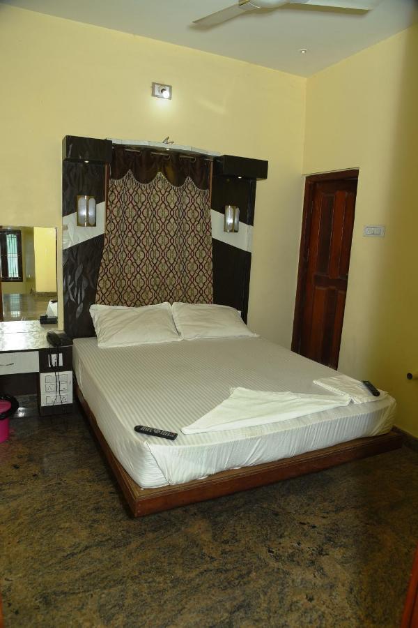 Thiruchendur Stayz Vairavel Residency Tiruchchendūr מראה חיצוני תמונה