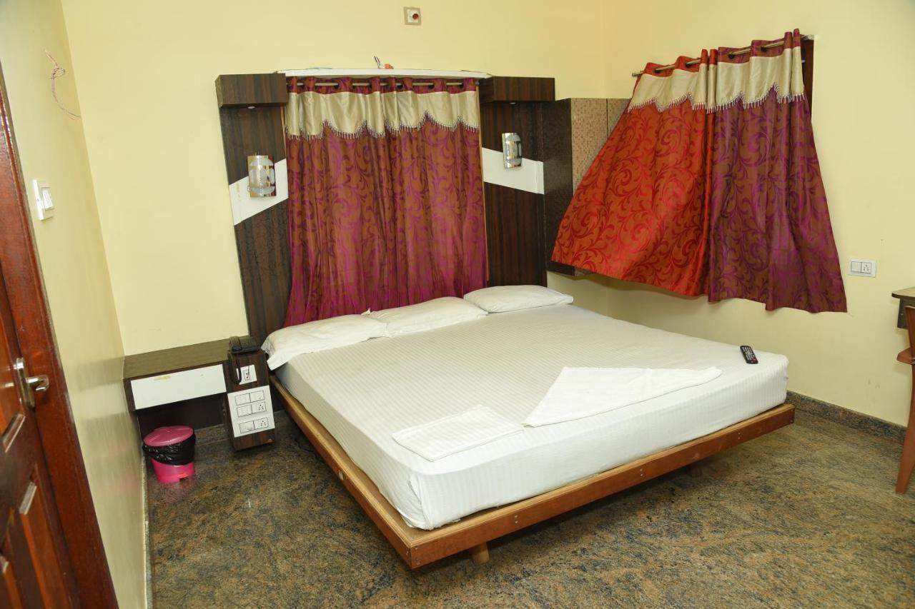 Thiruchendur Stayz Vairavel Residency Tiruchchendūr מראה חיצוני תמונה